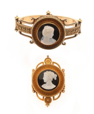 un gros plan sur un bracelet en or orné de l'image d'une femme