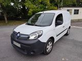 la photo d'une camionnette blanche garée sur un parking