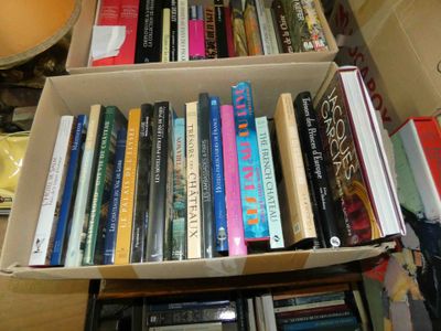 une boîte pleine de livres posée sur une table