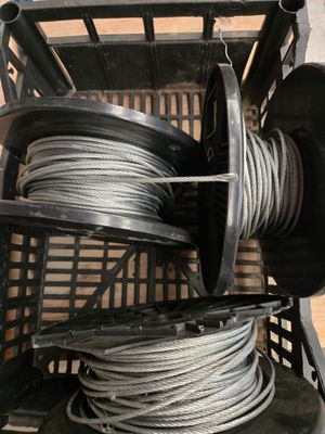 un panier rempli de fils et des fils éparpillés par terre