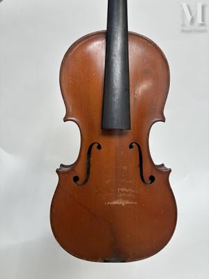 un vieux violon posé sur une surface blanche