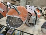 deux scies circulaires posées sur une table dans un entrepôt