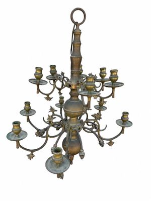 une image d'un lustre en laiton et en verre