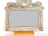 un miroir posé sur une boîte orange