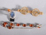 trois bijoux, dont un bracelet, une broche et une broche
