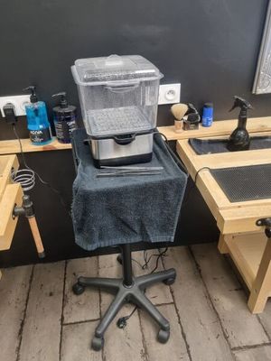 une image représentant un bureau sur lequel se trouve un ordinateur