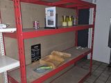 une étagère rouge sur laquelle se trouvent quelques objets