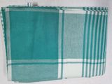 un torchon à carreaux turquoise et blancs accroché au mur