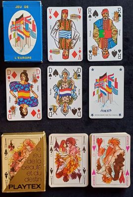 tout un tas de cartes à jouer posées sur la table