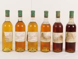 plusieurs bouteilles d'alcool sont alignées sur une table