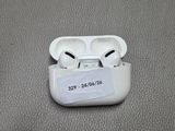 des AirPods avec une étiquette de prix accrochée dessus