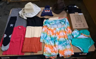 beaucoup de vêtements et de chapeaux posés sur une table