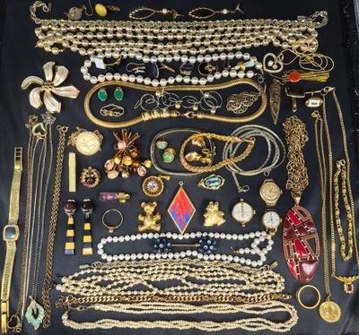 plusieurs types de colliers et de bracelets différents disposés sur une table