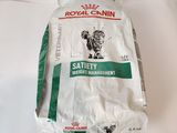 un sac de nourriture pour chat posé sur un lit