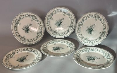 six assiettes vertes et blanches ornées de motifs floraux
