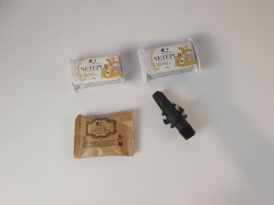 quelques objets posés sur une table