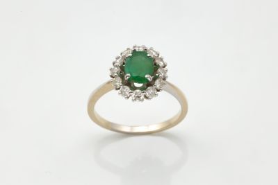 Bague marguerite ovale en or gris (750 millièmes) centrée d’…