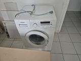 un lave-linge et un sèche-linge dans une petite pièce