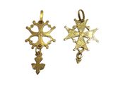 deux croix dorées et une étoile sur fond blanc