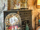 une photo d'un salon avec une horloge posée sur une table