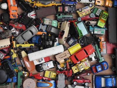 de nombreux modèles différents de petites voitures dans une boîte