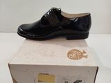 une boîte sur laquelle se trouve une paire de chaussures noires