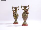 deux vases posés sur une surface blanche