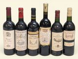 six bouteilles de vin sont alignées sur une surface blanche