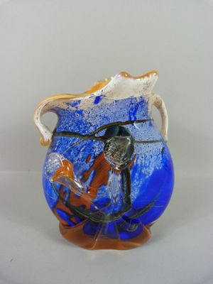 un vase en verre orné d'un motif bleu et orange