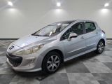 la petite voiture argentée est garée dans une grande pièce
