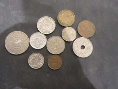beaucoup de pièces qui sont sur la table