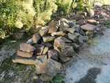 un tas de pierres au bord de la route