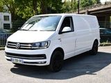 une camionnette blanche garée dans un parking