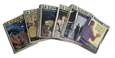 Plusieurs bandes dessinées sont empilées les unes sur les autres sur une surface blanche
