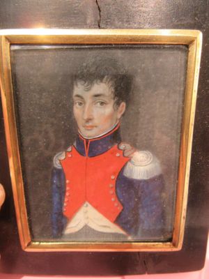 portrait d'un homme en uniforme rouge et bleu tenant une coupe en argent