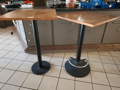deux tables posées à même le sol dans la cuisine