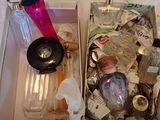 une boîte remplie d'objets assortis posée sur une table