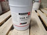 un seau blanc de Lua 43 posé sur une palette