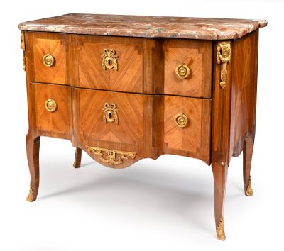 une commode avec un plateau en marbre sur fond blanc