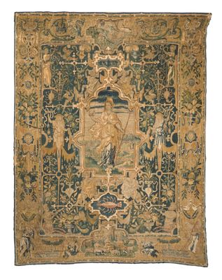 un tapis ancien sur lequel est représentée une femme et un oiseau