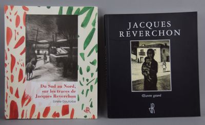 deux livres posés l'un à côté de l'autre sur une table
