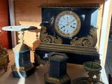 une horloge posée sur une table, à côté d'autres objets