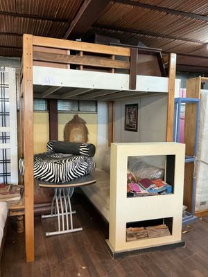 un lit superposé dans une chambre avec un couvre-lit à motif zébré