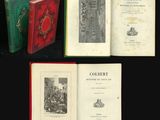 Trois vieux livres sont posés sur une table devant un fond noir