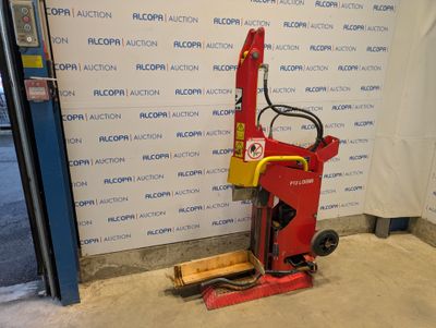 une machine rouge posée devant un mur
