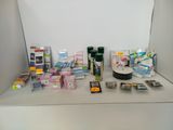 de nombreux objets posés sur une étagère dans un photomaton