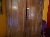 une armoire en bois dans le coin d'une pièce