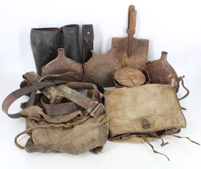 beaucoup d'objets anciens qui traînent sur une table