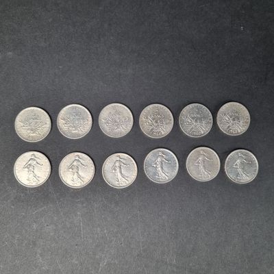 gros plan d'un paquet de pièces de monnaie sur une table