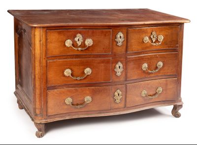 une commode en bois avec de nombreux tiroirs